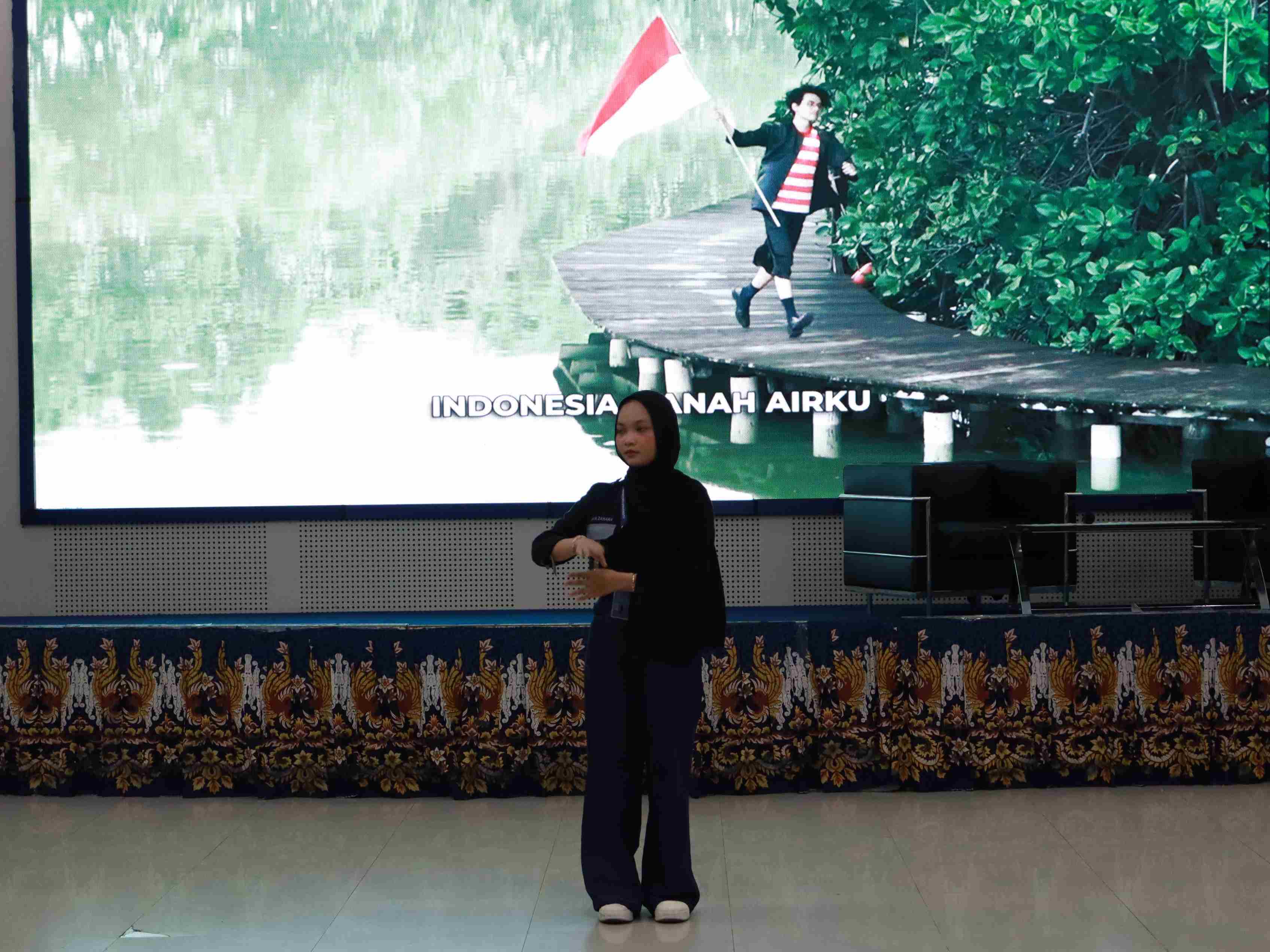Menyanyikan Lagu Indonesia Raya dan Hymne UDINUS